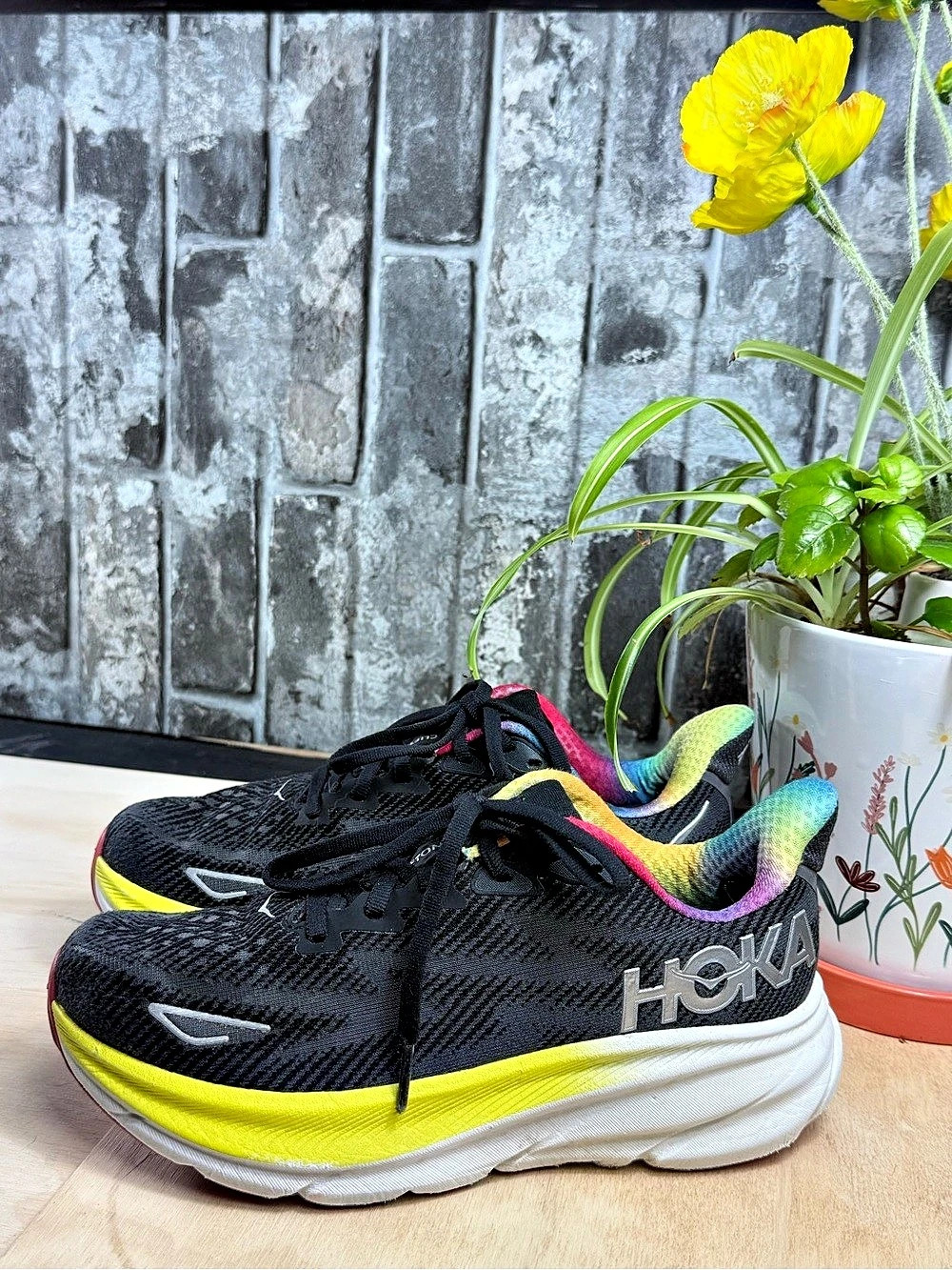 Hoka One Clifton 9 Women's Running Shoes US 6B Black & Yellow